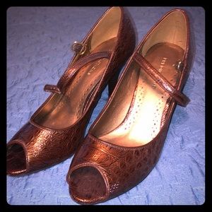 Snake skin pattern pumps